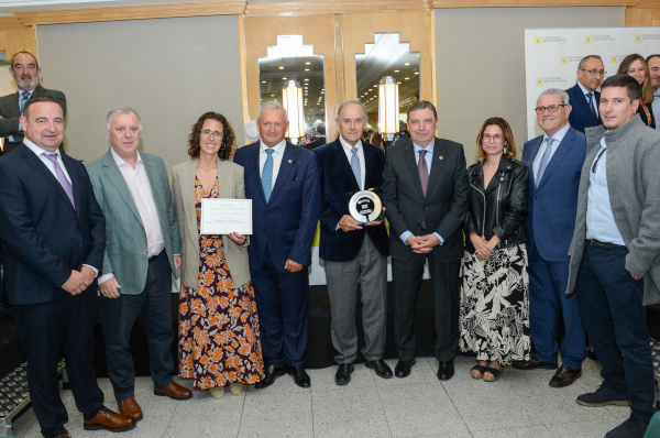 Cooperativa de Atzeneta con el premio Desarrollo Rural otorgado por Cooperativas Agro-alimentarias de España, junto con las autoridades.
