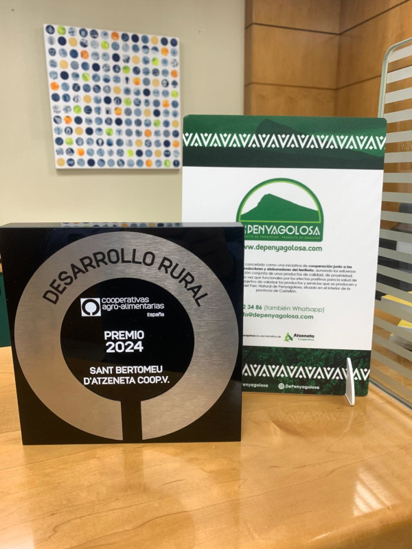 Premio Desarrollo Rural 2024 otorgado por Cooperativas Agro-alimentarias de España a la Cooperativa de Atzeneta, entidad promotora de la marca de productos de proximidad DePenyagolosa