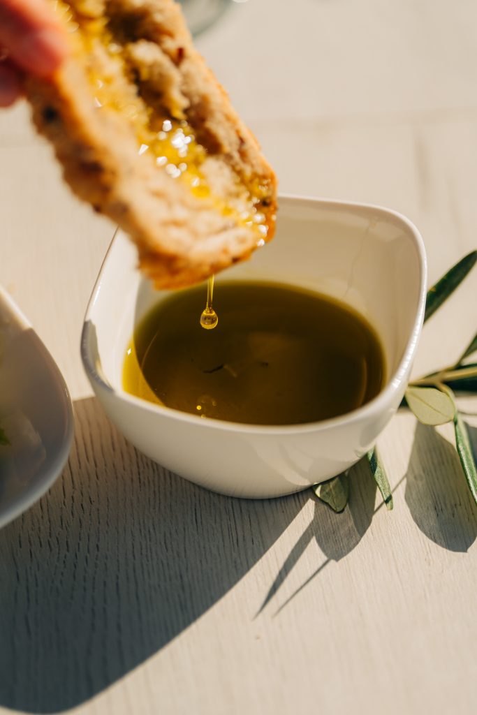 Aceite de Oliva Virgen Extra DePenyagolosa, sobre una tostada de pan. Auténtico oro líquido.