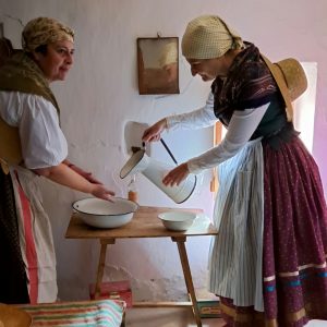 Dos mujeres rurales mostrando como se vive en las masias de la zona de Penyagolosa. Una experiencia vital
