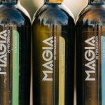 Aceites Magia de Penyagolosa premiados en la Guía IberOleum 2026 – botellas Selección y Canetera sobre fondo de paisaje del Maestrat